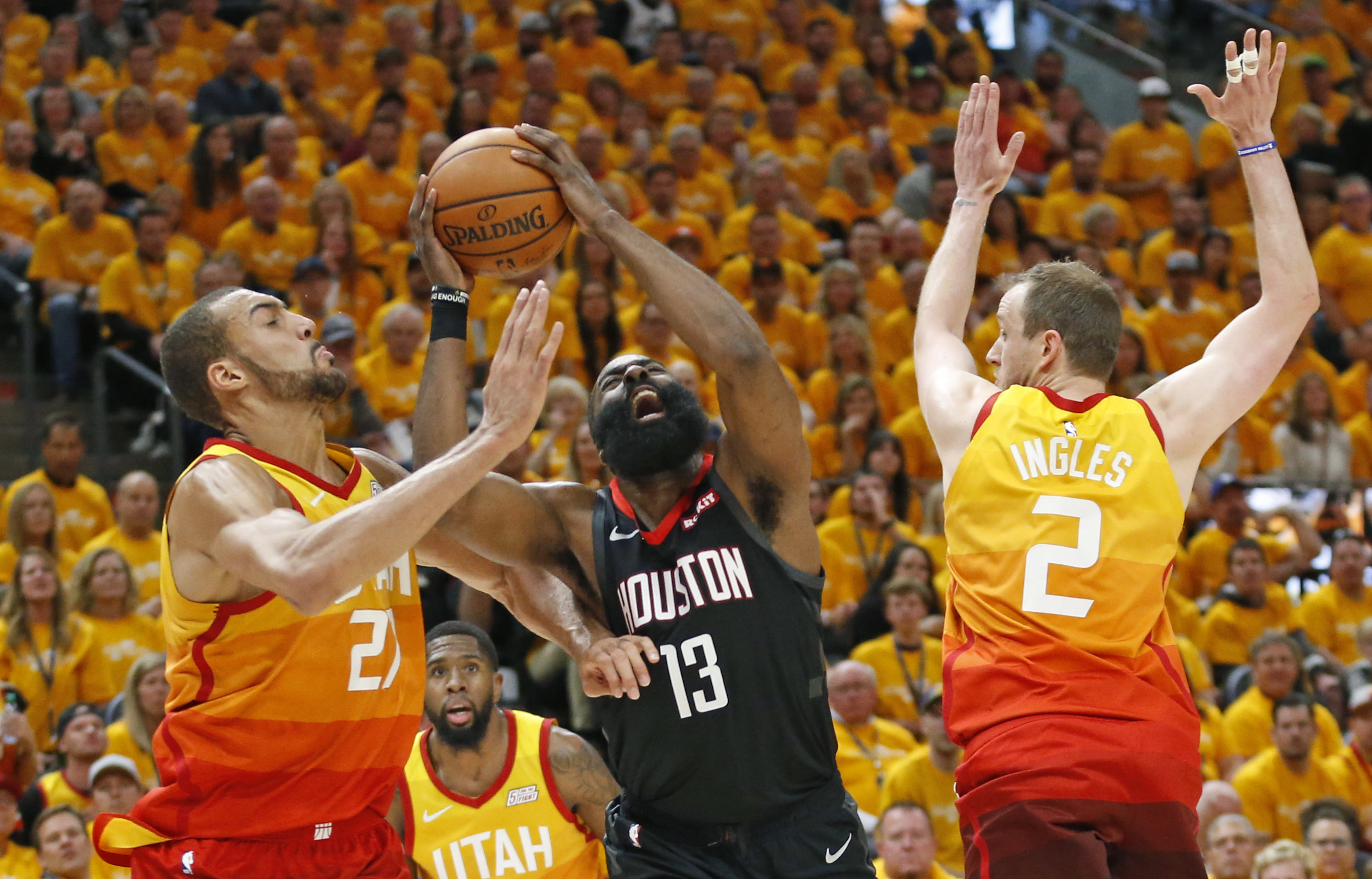 乐竟体育-NBA季后赛即将开始，球队备战气氛浓厚